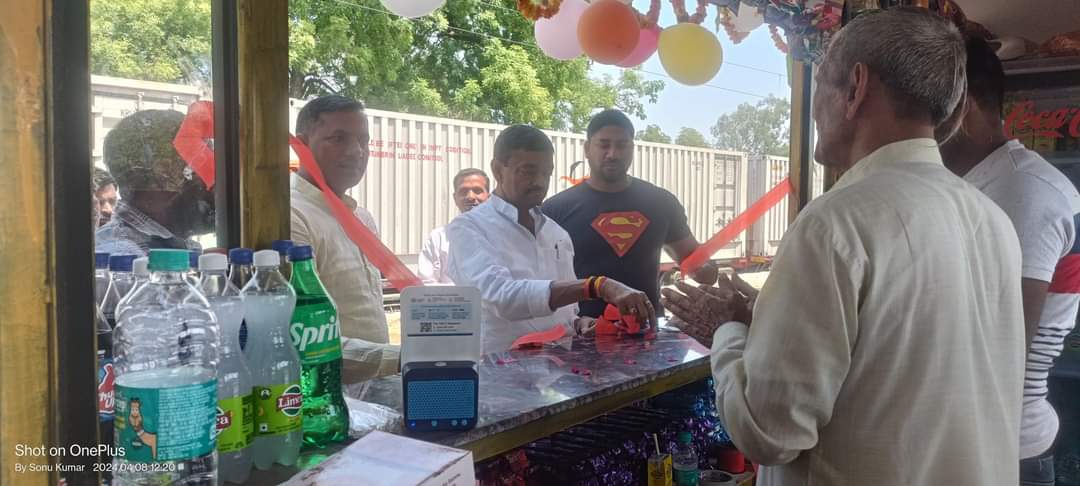 रेलवे प्लेटफॉर्म पर यात्रियों को कैंटीन की सुविधा शुरू हुई,पूर्व पालिकाध्यक्ष/भाजपा नेता  मनोज पोरवाल ने रेड़ रिबिन काटकर नवनिर्मित कैंटीन का शुभारंभ किया।