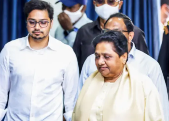 भयानक हार से BSP में मायावती काफी दबाव में है। दस सांसदों वाली पार्टी फिर से खाता खोलने तक को तरसी ।