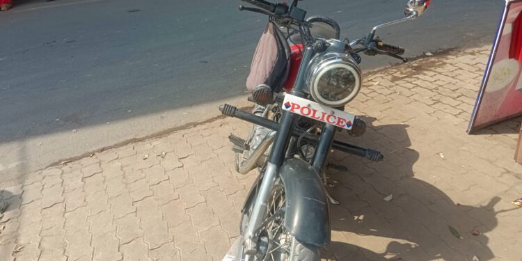 यातायात उप निरीक्षक उड़ा रहे यातायात नियमों के धज्जिया