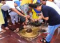 उज्जैन के मंदिर में कमिश्नर ने चप्पल पहनकर शिवलिंग पर जल चढ़ाया