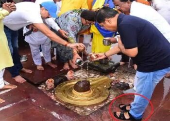 उज्जैन के मंदिर में कमिश्नर ने चप्पल पहनकर शिवलिंग पर जल चढ़ाया