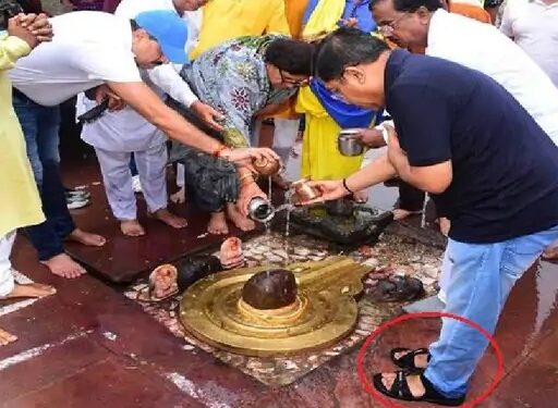 उज्जैन के मंदिर में कमिश्नर ने चप्पल पहनकर शिवलिंग पर जल चढ़ाया