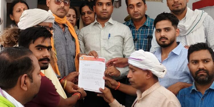 विश्व हिंदू परिषद बजरंग दल ने जिला अधिकारी को सौंपा ज्ञापन