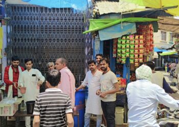 इटावा के भरथना निर्जला एकादशी के पर्व पर भीषण गर्मी से राहत के लिए राहगीरों को ठंडा शर्बत पिलाया।