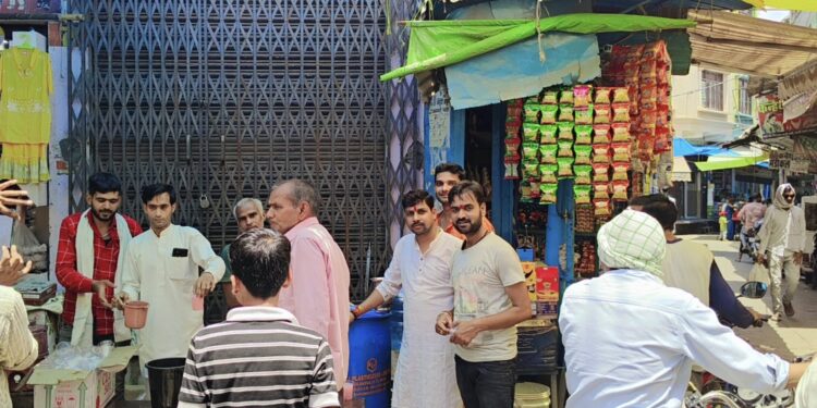 इटावा के भरथना निर्जला एकादशी के पर्व पर भीषण गर्मी से राहत के लिए राहगीरों को ठंडा शर्बत पिलाया।