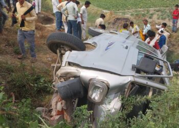अनियंत्रित मारुति वेन सड़क किनारे खड्ड में पलटी 6 लोग घायल