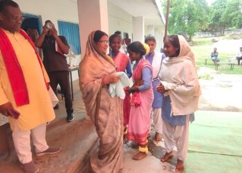 सामरी विधानसभा विधायक श्रीमती उद्धेश्वरी पैकरा ने शाला प्रवेश उत्सव में दीं शुभकामनाएं