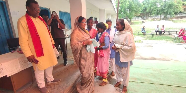 सामरी विधानसभा विधायक श्रीमती उद्धेश्वरी पैकरा ने शाला प्रवेश उत्सव में दीं शुभकामनाएं