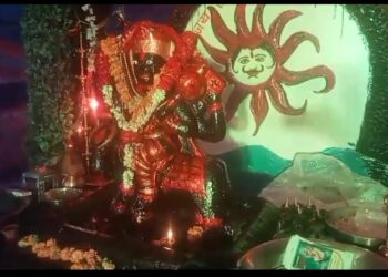 बाबा शनिदेव के मंदिर और पूरे परिसर को सजाया