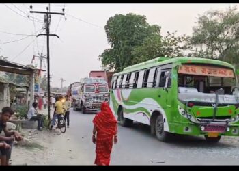 सड़क हादसे में घायल हुए व्यक्ति के लिए लोगों ने लगा दिया जाम 