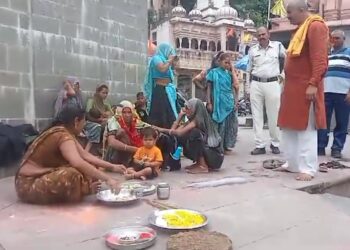 उज्जैन के शिप्रा नदी रामघाट पर प्रतिदिन बड़ी संख्या