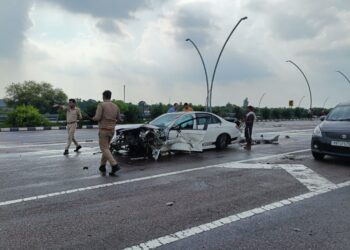 मंत्री नंद गोपाल नंदी के बेटे-बहू का एक्सिडेंट, देखिए मर्सिडीज कार के परखच्चे उड़े, दोनों घायल