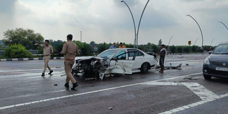 मंत्री नंद गोपाल नंदी के बेटे-बहू का एक्सिडेंट, देखिए मर्सिडीज कार के परखच्चे उड़े, दोनों घायल