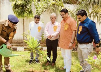 पौधारोपण अभियान के तहत आज पान कुंवर इंटरनेशनल स्कूल में फलदार एवं छायादार वृक्ष आरोपित किए