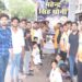 पूर्व कप्तान महेंद्र सिंह धोनी के युवा समर्थकों ने केक काटकर धूमधाम से जन्मदिन मनाया