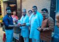 मोहर्रम के पर्व पर युवा समाजसेवी आबिद ने ठंडा-मीठा शर्बत वितरित कराया,बतौर अतिथि पूर्व पालिकाध्यक्ष मनोज पोरवाल ने शर्बत पिलाकर राहगीरो का गला तर कराया। 