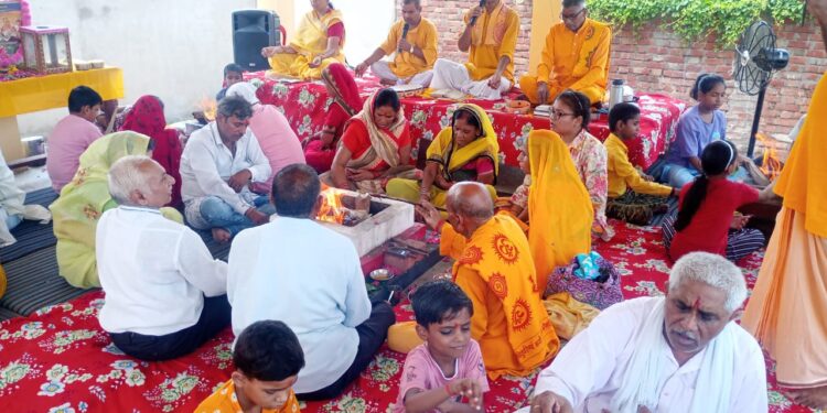 भरथना नगर के गायत्री नगर स्थित गायत्री शक्तिपीठ  पर अखिल विश्व गायत्री  परिवार के संस्थापक परम पूज्य गुरुदेव पंडित श्रीराम शर्मा आचार्य जी एवं परम वंदनीय माता भगवती देवी जी का भाव भरा श्रद्धापूर्वक पूजन नगर व क्षेत्र के भाई बहनों ने किया।