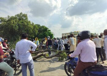 भरथना नहर के नए पुल निर्माण के दौरान नाला अवरुद्ध होने से नहर के पानी से सैकड़ो बीघा खेत जलमग्न