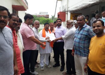 भरथना नगर में चरमराई बिजली सप्लाई व्यवस्था को सुचारू किए जाने के संबंध में उपजिलाअधिकारी को सौपा ज्ञापन