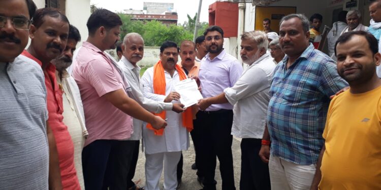 भरथना नगर में चरमराई बिजली सप्लाई व्यवस्था को सुचारू किए जाने के संबंध में उपजिलाअधिकारी को सौपा ज्ञापन