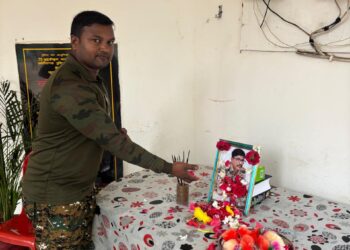 कुसमी थाना प्रभारी व स्टाफ द्वारा बलरामपुर एडिशनल एसपी स्व. निमेश बरैया को दी गई श्रद्धांजलि..