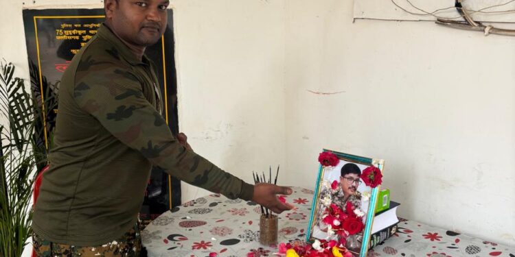 कुसमी थाना प्रभारी व स्टाफ द्वारा बलरामपुर एडिशनल एसपी स्व. निमेश बरैया को दी गई श्रद्धांजलि..
