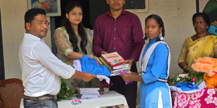 कुसमी थाना प्रभारी जितेंद्र जायसवाल ने अपनी धर्मपत्नी के साथ अनाथ बच्चों को प्रदान की स्कूली सामग्री..
