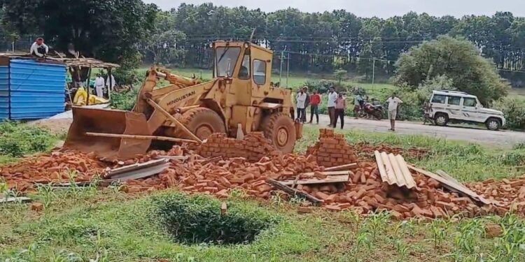 शासकीय भूमि से की गई अतिक्रमण हटाने की कार्यवाही..