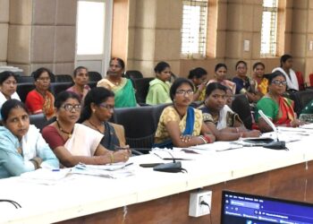 कलेक्टर ने महिला एवं बाल विकास विभाग की समीक्षा बैठक में आंगनबाड़ी केन्द्रों के निरीक्षण पर जोर दिया..