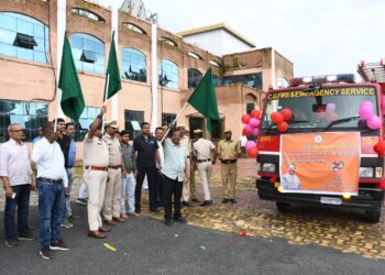 मंत्री श्री रामविचार नेताम ने बलरामपुर में अग्निशमन वाहन को जनता को समर्पित किया..