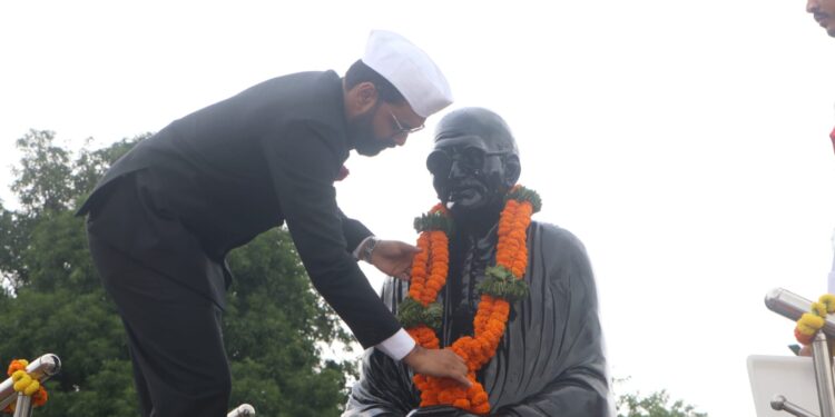 संयुक्त जिला कार्यालय परिसर में कलेक्टर श्री व्यास ने किया ध्वजारोहण