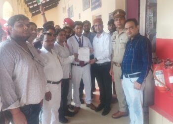 कोरोना काल में बंद ट्रेनों के पुनः ठहराव के लिए अखिल भारतीय ग्राहक पंचायत पदाधिकारियो ने ज्ञापन पत्र दिया