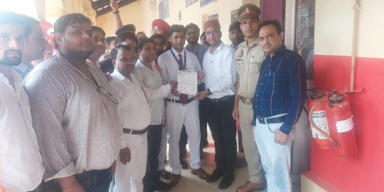 कोरोना काल में बंद ट्रेनों के पुनः ठहराव के लिए अखिल भारतीय ग्राहक पंचायत पदाधिकारियो ने ज्ञापन पत्र दिया