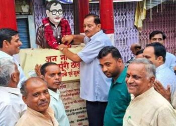 भरथना.पालिका अध्यक्ष अजय यादव गुल्लू ने स्वतंत्रता सेनानी जननायक कर्पूरी ठाकुर की प्रतिमा पर माला अर्पण कर नमन किया