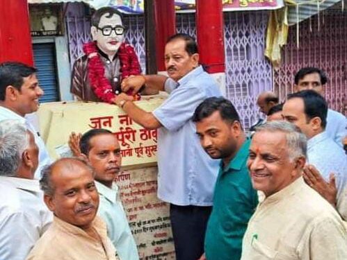 भरथना.पालिका अध्यक्ष अजय यादव गुल्लू ने स्वतंत्रता सेनानी जननायक कर्पूरी ठाकुर की प्रतिमा पर माला अर्पण कर नमन किया