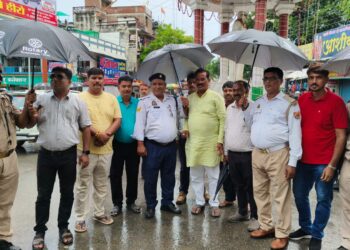 कुशीनगर रोटरी क्लब कुशीनगर द्वारा ट्रैफिक पुलिस कर्मियों को छाता वितरण