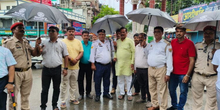 कुशीनगर रोटरी क्लब कुशीनगर द्वारा ट्रैफिक पुलिस कर्मियों को छाता वितरण