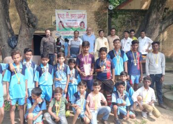 जनपदीय फुटबॉल प्रतियोगिता में एसएवी इंटर कॉलेज सीनियर वर्ग की टीम ने चौ जसवंत सिंह इंटर कॉलेज नगला छोटे की टीम को 2-0 से पराजित किया।