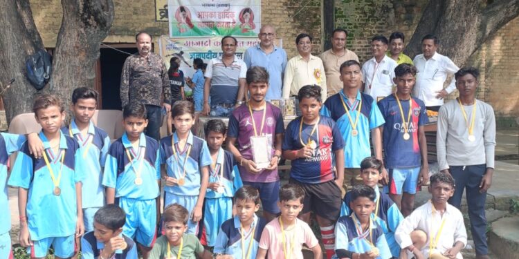 जनपदीय फुटबॉल प्रतियोगिता में एसएवी इंटर कॉलेज सीनियर वर्ग की टीम ने चौ जसवंत सिंह इंटर कॉलेज नगला छोटे की टीम को 2-0 से पराजित किया।
