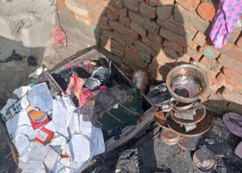 पीलीभीत क्षेत्र के गांव बक्शपुर में एक घर में अज्ञात व्यक्ति ने लगाई आग सामान जलकर हुआ राख