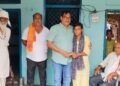 मृतक परिवार के लिए मसीहा बनकर पहुंचे समाजसेवी विजय प्रताप सिंह सेंगर.