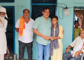 मृतक परिवार के लिए मसीहा बनकर पहुंचे समाजसेवी विजय प्रताप सिंह सेंगर.