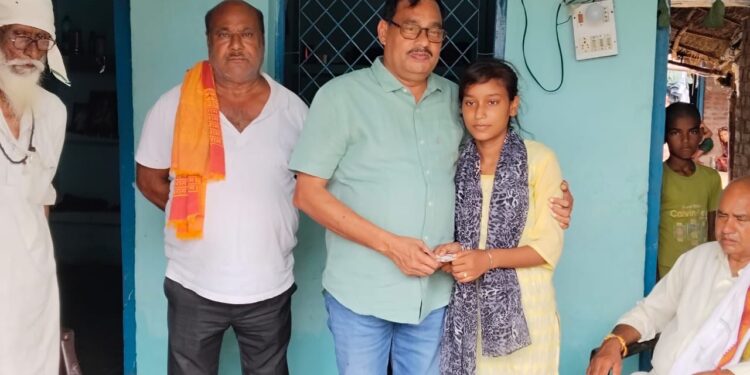 मृतक परिवार के लिए मसीहा बनकर पहुंचे समाजसेवी विजय प्रताप सिंह सेंगर.