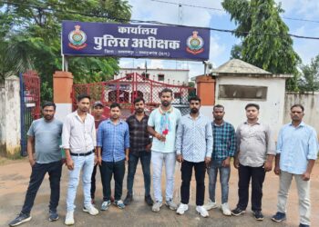 एनएसयूआई ने बलरामपुर एसपी को मुख्यमंत्री के नाम गुलाब का फूल भेंट किया…