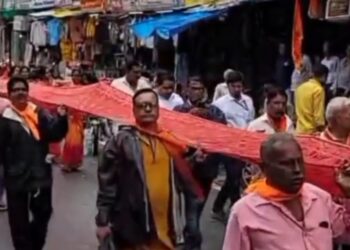 मां चंबल को ओढ़ाई 251 मीटर लंबी चुनरी:श्रद्धालु चल समारोह के रूप में पहुंचे चंबल तट
