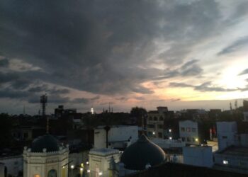 तेज़ वारिश के बाद शाम को बादलों का सुंदर नज़ारा