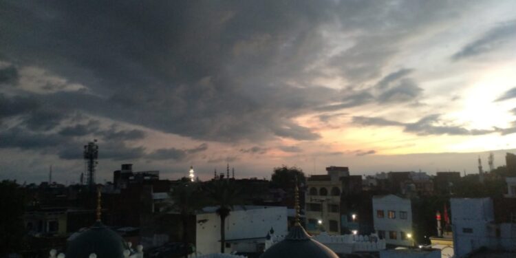 तेज़ वारिश के बाद शाम को बादलों का सुंदर नज़ारा