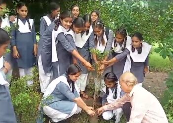 छात्र-छात्राओं ने पौधे लाकर किया पौधारोपण