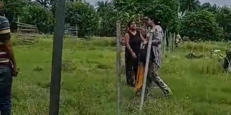 जमीन में बाउंड्री कर रहे महिला से बदमासों ने मांगे 20 लाख रुपये और 10 कट्ठा जमीन , पुलिस नही कर रही कार्रवाई