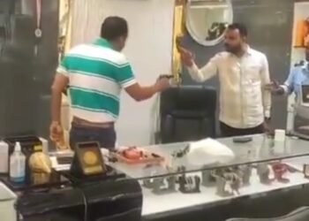लखनऊ मे ज्वेलरी शोरूम में पिस्टल के साथ दबंगई का वीडियो